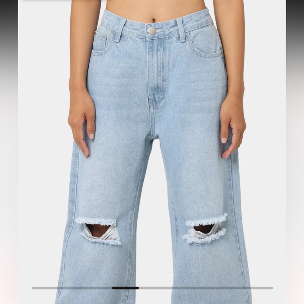 ripped knee jeans in Blue by Fashion Nova in 32 Large